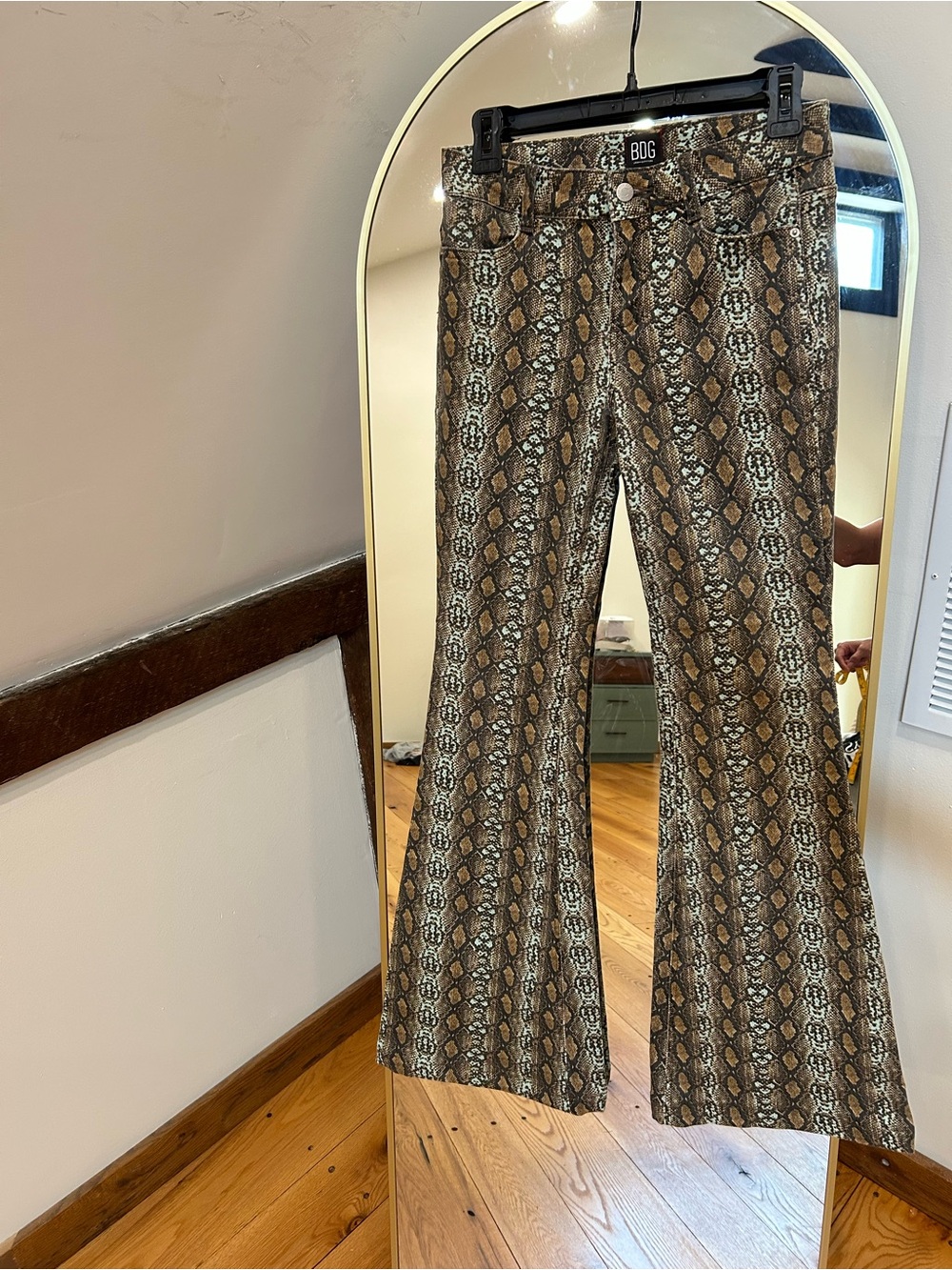 BDG Women’s Snake Print Flare Jeans Size 25 EUC